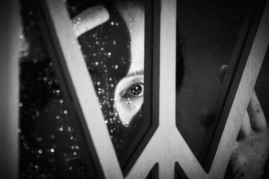 영화 '거미집'에서 영화감독 김열(가운데, 송강호)은 현장까지 난입한 검열기관 공무원들을 따돌리고 이틀 안에 영화를 완성하기 위해 진땀을 뺀다. 사진 바른손이앤에이