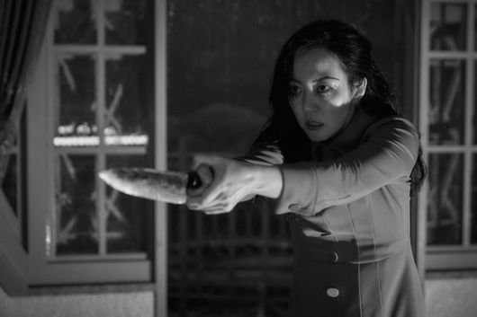 배우 오정세, 박정수는 70년대 베테랑 배우이자, 영화 속 영화 '거미집'의 모자관계를 연기했다. 나선 계단은 욕망의 눈과 같은 역할을 한다. 사진 바른손이앤에이