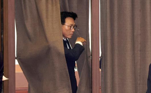 박광온 더불어민주당 원내대표가 21일 국회 본회의장에서 투표하고 있다. 강정현 기자