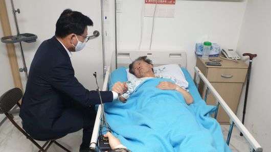 21일 오전 민주당 박광온 원내대표가 서울 중랑구 녹색병원에서 단식 중인 이재명 민주당 대표를 찾아 대화하고 있다. 국회사진기자단