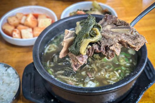 평양옥의 대표 메뉴인 해장국. 소갈비와 얼갈이를 푹 고와낸다. 여느 해장국과 달리 국물이 맵지 않다.