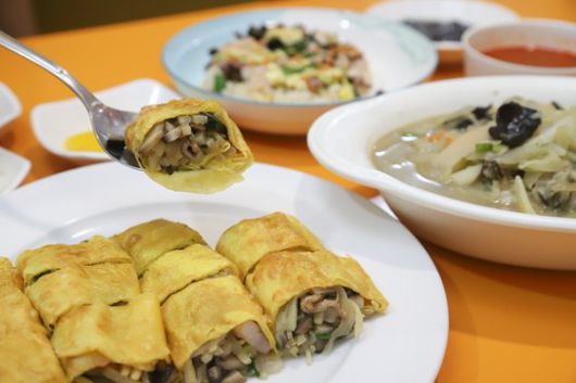 신성루에서 맛본 짜춘권과 하얀삼선짬뽕. 짜춘권은 표고버섯, 죽순, 돼지고기, 새우 등을 볶은 뒤 계란을 입힌 중국식 계란말이다. 중국집이 많은 인천에서도 파는 집이 드물다.