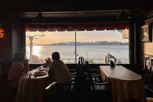 월미도 해변에 자리한 경양식집 '예전' 2층 창가 자리는 석양을 감상하기 좋다.