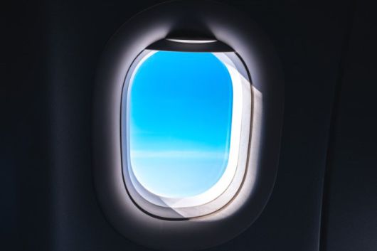 이착륙 때 비상구 및 비상구 인근 창문은 덮개를 올려둬야 한다. 중앙일보