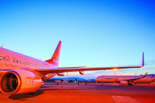 야간에 이착륙 할 때는 객실 조명을 어둡게 한다. 블로그캡처