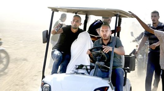 팔레스타인인들이 지난 7일(현지시간) 붙잡힌 이스라엘 민간인을 이스라엘 크파르 아자 키부츠에서 가자지구로 데려가고 있다. AP=연합뉴스