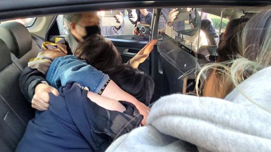 임차인에게 머리채 잡힌 '수원 빌라왕' 정모(59)씨의 아내 김모(53)씨. 손성배 기자