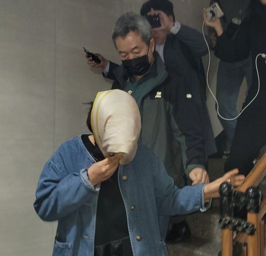 '수원 빌라왕' 정모(59)씨가 17일 오후 정씨의 아내 김모(53)씨, 아들(29)이 경찰이 압수수색을 하고 나선 지 8분 만에 전입 주소지에서 나와 택시에 탔다가 임차인들의 항의에 다시 내려 출동한 경찰에 하소연하고 있다. 손성배 기자