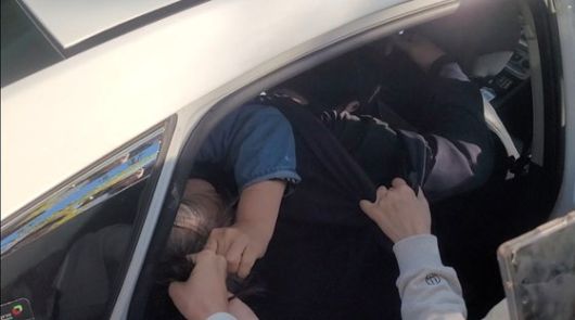 '수원 빌라왕' 정모(59)씨와 정씨의 아내 김모(53)씨가 17일 오후 경찰이 압수수색을 하고 나선 지 8분 만에 수원시 팔달구 인계동 다세대주택 3층 법인 사무실(정씨가 지난 9월25일 전입신고한 주소지)에서 나오고 있다. 손성배 기자