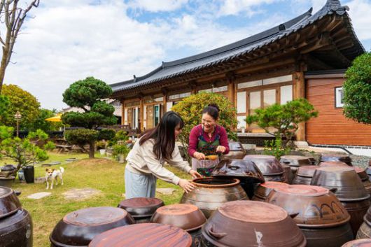 ‘화담재’는 맛있는 시골밥상으로 유명한 농가다. 장독 가득 맛깔스러운 장과 김치를 품고 있다.