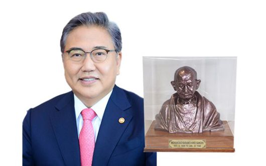 박진 외교부장관은 '마하트마 간디 흉상'을 보내왔다. 사진 외교부·위스타트