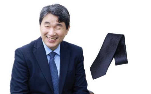 이주호 사회부총리 겸 교육부장관은 한글 문양 넥타이를 기증품목에 올렸다. 사진 교육부·위스타트