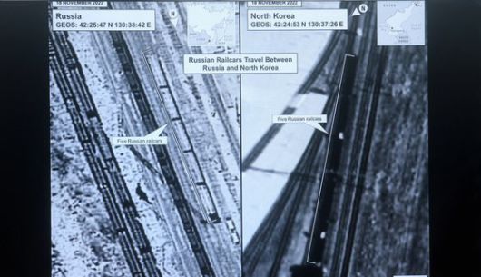 2023년 1월 20일(현지 시각) 백악관이 공개한 러시아와 북한의 철도를 찍은 위성사진. 왼쪽 사진의 5량 짜리 러시아 열차가 지난해 11월 18일 러시아를 출발했으며, 다음날 오른쪽 사진과 같이 북한에 도착해 컨테이너(무기 추정)를 싣고 다시 러시아로 향하는 모습이 담겼다.