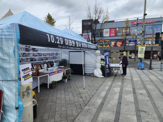 지난 9일 오후 전북 전주시 전동 풍남문 광장에 설치된 10·29 이태원 참사 분향소 앞에서 한 시민이 진상 규명과 책임자 처벌을 위한 서명 운동에 동참하고 있다. 김준희 기자