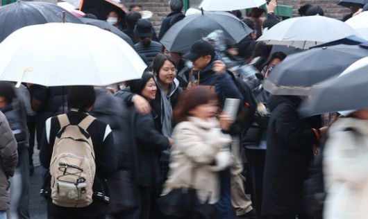 2024학년도 대학수학능력시험일인 16일 서울 시내의 한 고사장에서 시험을 마친 수험생들이 고사장을 빠져나가고 있다. 연합뉴스