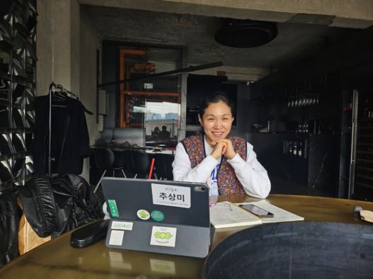 지난 9일 3오전 서울 종로구 광장시장에 위치한 365일장 사무실에서 추상미 대표가 인터뷰하고 있는 모습.