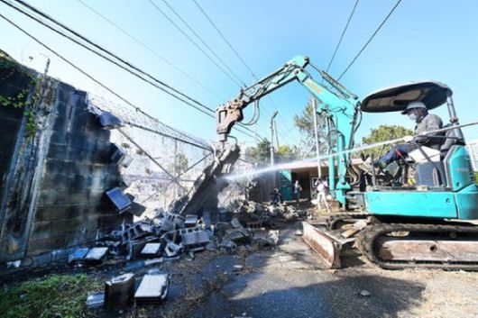 조병창에 자리 잡고 있던 마지막 미군 기지인 캠프 마켓의 담장을 허무는 모습. 오염물 제거를 거친 뒤 공원으로 재탄생할 예정이다. 인천시