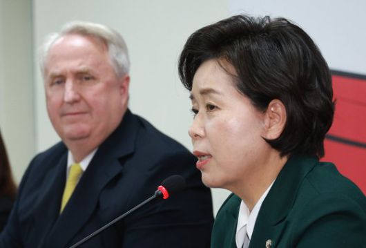 양향자 한국의희망 대표(오른쪽)가 23일 여의도 당사에서 열린 제10차 혁신위 전체회의에서 발언하고 있다. 오른쪽는 인요한 혁신위원장. 연합뉴스