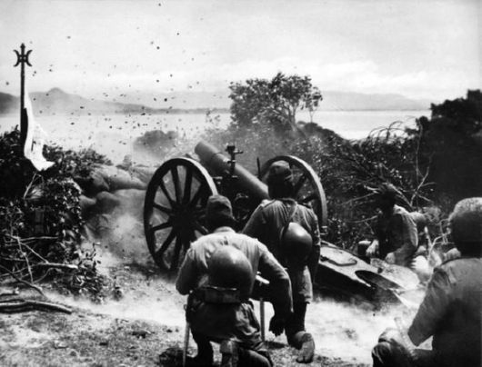 중일전쟁 당시 38식 15㎝ 곡사포를 발사하는 일본군 포병. 한반도에 주둔했던 일본군 포병이 사격 훈련장을 설치하면서 부평은 외세에 의해 군사 도시가 되었다.