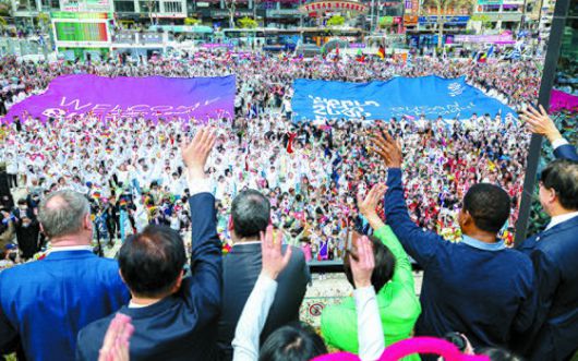 국제박람회기구(BIE) 실사단이 지 4월 4일 오전 2030세계박람회 개최 후보지인 부산 부산역 광장에 도착해 환영 행사에 나온 많은 시민들을 보며 손을 흔들고 있다. 중앙포토