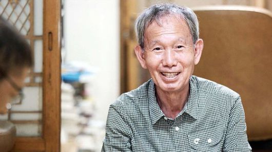 김장하(왼쪽) 선생이 폐업 전 한약방을 찾아온 김주완 기자를 내치지는 못 하고 손님의 약 주문 전화를 받고 있다. 인터뷰를 거절해온 선생의 목소리가 다큐에서 처음 제대로 들려오는 장면이다. 사진 MBC경남