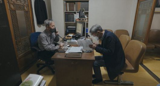 다큐 '어른 김장하'에서 김주완 기자와 김장하 선생이 같이 걷는 뒷모습을 카메라가 포착했다. 다큐에선 선생 못지 않게 김주완 기자도 '좋은 어른'을 고민하는 또다른 인물로 그려진다. 사진 MBC경남