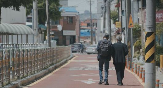 다큐 '어른 김장하'에 출연한 (왼쪽부터) 김주완 기자, 김장하 선생, 김현지 감독. 사진 MBC경남, ⓒ강호진