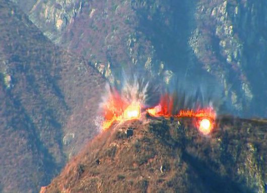 2018년 11월 20일 북한이 시범 철수 대상 GP를 폭파하는 장면. [사진 국방부]