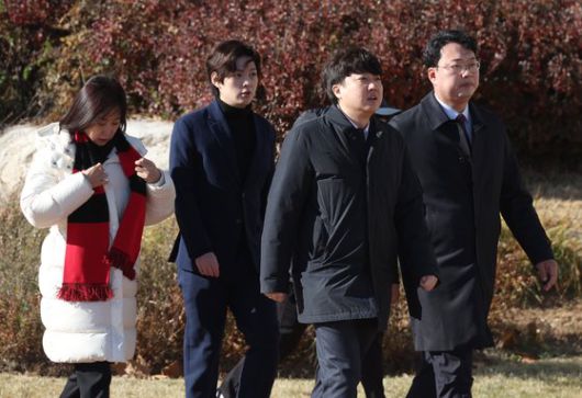 이준석 전 국민의힘 대표가 30일 국회 본관 앞에서 해병대 예비역 전국연대가 연 채상병 특검법 처리 촉구 시위에 참가하기 위해 걸어오고 있다. 연합뉴스