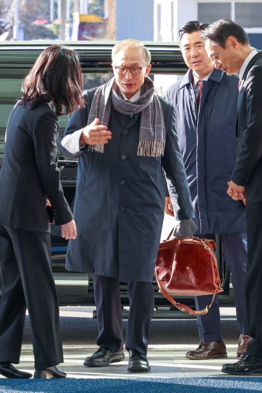 이명박 전 대통령이 1일 오전 베트남 방문을 위해 인천국제공항 제1여객터미널에 도착했다. [연합뉴스]