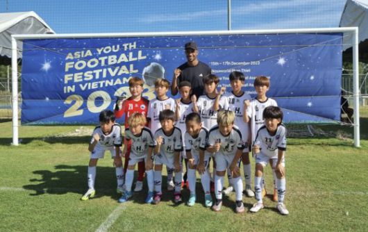 프로축구 대구FC 최전방 스트라이커 에드가가 아들 알툴이 참가 중인 유소년 축구 페스티벌 2023을 관전하기 위해 베트남 호치민 인근 휴양도시 판티엣을 찾았다. 사진 한국유소년축구협회