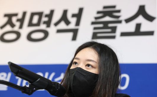 지난해 3월 16일 오후 서울 종로구 변호사회관에서 신도 성폭행 등의 혐의로 10년간 복역한 기독교복음선교회(JMS) 정명석 교주에게 출소 후 성폭력 피해를 입은 입 메이플 잉 퉁 후엔 씨가 기자회견을 열고 피해 관련 증언을 하고 있다. 연합뉴스