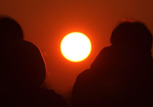 지난해 12월 31일 대구 남구 대명동 앞산 해넘이 전망대에서 시민들이 임인년(壬寅年) 마지막 해넘이를 보는 모습. 연합뉴스