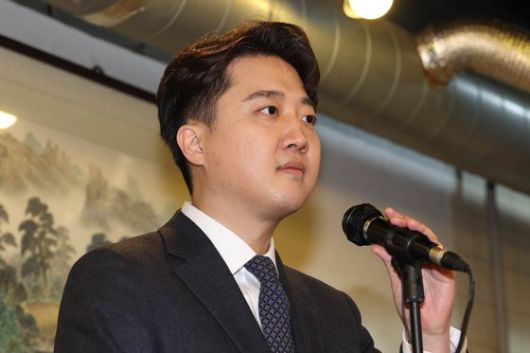 이준석 전 국민의힘 대표가 27일 오후 서울 노원구 한 식당에서 기자회견을 열고 국민의힘 탈당과 신당 창당을 선언하고 있다. 연합뉴스