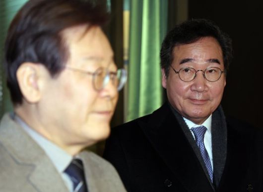이낙연 전 더불어민주당 대표(오른쪽)가 30일 서울 종로구의 한 음식점에서 회동을 마친 뒤 이재명 대표를 응시하고 있다. 뉴스1
