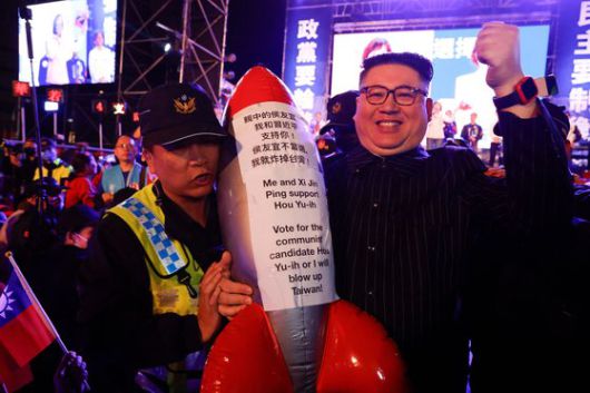지난 6일 대만 타오위안에서 열린 제1야당 국민당 선거 집회에서 경찰이 북한 지도자 김정은을 흉내낸 시위자를 막고 있다. 로이터=연합뉴스