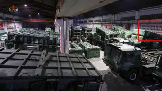 북한 조선중앙TV가 10일 김정은 북한 국무위원장이 지난 8~9일 중요군수공장들을 현지지도했다고 보도했다. 공장 벽면에 '원쑤들은 전쟁도화선에 불을 달고 있다. 침략자 미제와 대한민국 것들을 쓸어버릴...' 이라는 구호판이 모자이크 처리돼 있다. 조선중앙TV 캡쳐=뉴시스