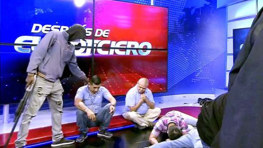 에콰도르 군인들이 9일 수도 키토 거리에서 교도소 주변을 순찰하고 있다. 앞서 지난 7일 강력한 마약 갱단 수괴가 감옥에서 탈출한 후 에콰도르 정부는 비상사태를 선포했다. AP=연합뉴스