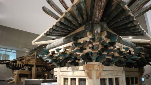 숭례문 화재 잔해로 2층 문루를 재현한 전통건축부재보존센터. [연합뉴스]