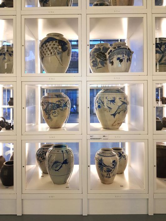 국립민속박물관 파주관의 타워형 수장고에선 수납된 해주항아리 그대로 특별전 중이다. [사진 국립민속박물관]