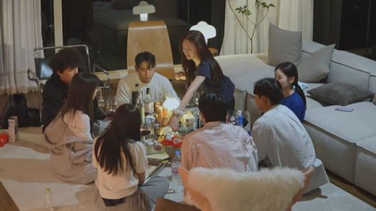 티빙 예능 '환승연애 3'는 다양한 이유로 이별한 커플들이 한 집에 모여 지나간 연애를 되짚고 새로운 인연을 마주하며 자신만의 사랑을 찾아가는 연애 프로그램이다. 사진 티빙