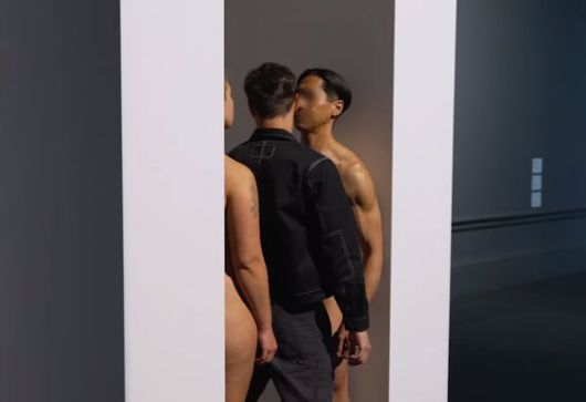 행위예술 작가 마리나 아브라모비치(Marina Abramovich)의 작품 ‘Imponderabilia’(1977)의 일부. 사진 유튜브 캡처