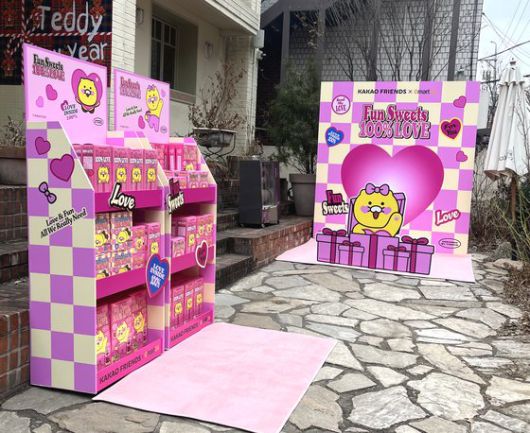 이마트24는 지난 7일, 서울 성동구 서울숲에서 '춘식이 초콜릿 세트'를 증정하는 행사를 진행했다. 사진 이마트24