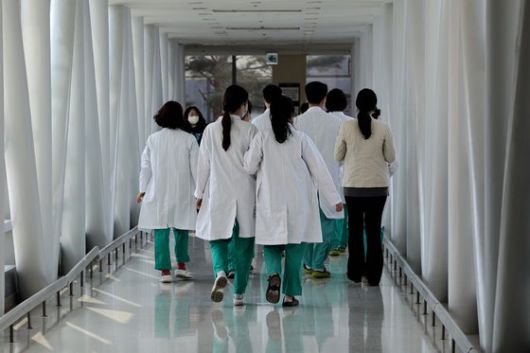 의사단체가 정부의 의과대학 입학정원 확대에 반발하면서 '총파업' 등 집단행동을 준비하는 가운데 서울의 한 대학병원에서 의료진이 이동하고 있다. 연합뉴스