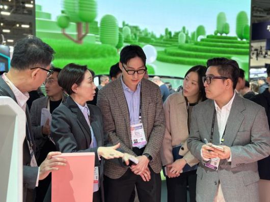 구지은 아워홈 부회장이 지난 1월 미국 라스베이거스에서 열린 가전·IT 전시회 'CES 2024'를 찾아 푸드테크 관련 기업들 부스를 돌아보고 있다. 사진 아워홈