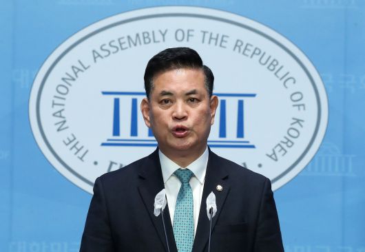 이상헌 더불어민주당 의원이 27일 서울 여의도 국회 소통관에서 기자회견을 열고 윤종오 진보당 후보에게 경선을 통한 단일화를 촉구하고 있다. 뉴스1