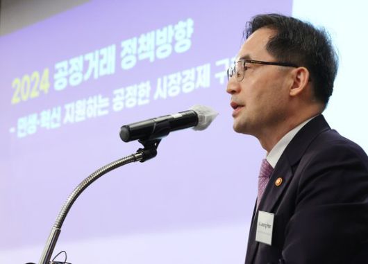 한기정 공정거래위원장이 7일 오후 서울 용산구 그랜드 하얏트 호텔에서 2024 공정거래 정책 방향을 주제로 주한미국상공회의소 오찬 강연을 하고 있다. 연합뉴스