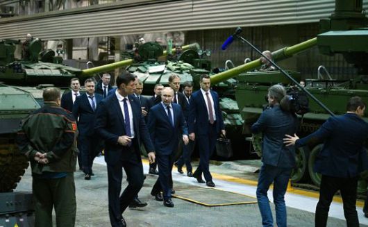 전차를 생산하는 우랄바곤자드 공장을 방문한 블라디미르 푸틴 대통령. 러시아 대통령실