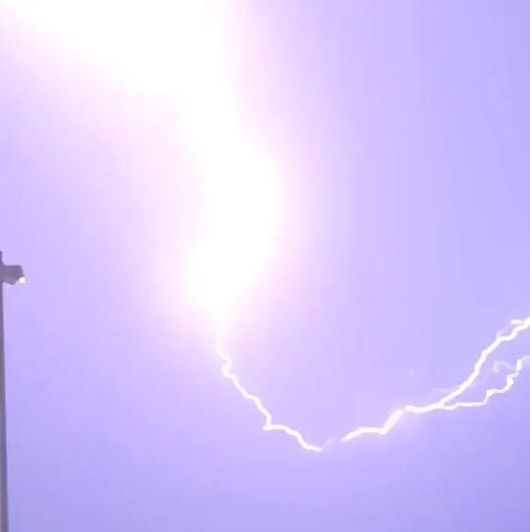 10일(현지시간) 지난 9일 두바이에 폭우와 우박 등이 쏟아져 도시가 온통 물 바다가 됐다. 이날 두바이에는 6시간 동안 50㎜의 비가 내렸는데 이는 국가 전체 연간 강수량(120㎜)의 거의 절반 수준이다. 폭우로 인해 두바이의 랜드마크 '부르즈 할리파'가 안개에 가려진 모습. 사진 엑스(X) 영상 캡처