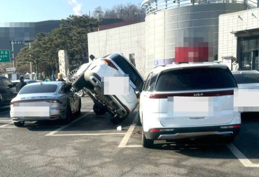 지난 13일 온라인 커뮤니티에 올라온 서울 만남의광장 휴게소 ‘황당’ 주차 사고. 사진 온라인 커뮤니티